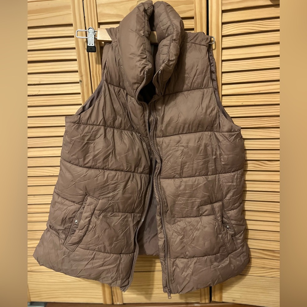 Old Navy Tan Puffer Vest
Size M
Woman’s